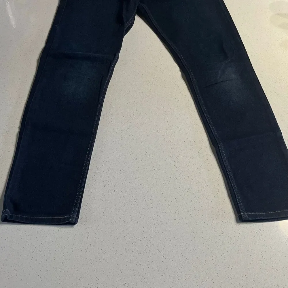 Levis excellent see